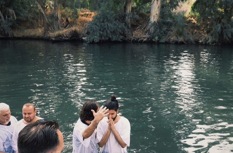 Gabriel Guedes se batiza no rio Jordão