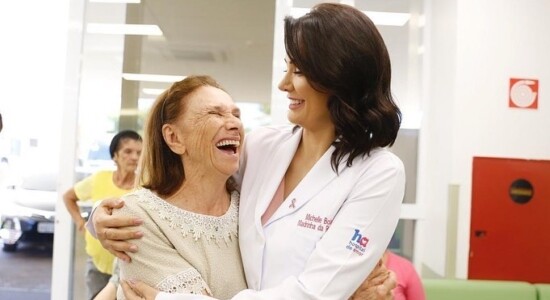 Michelle Bolsonaro visitou o Hospital do Amor e participou de atividades voluntárias com pacientes com câncer