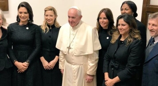 Michelle Bolsonaro com papa Francisco, em 2019