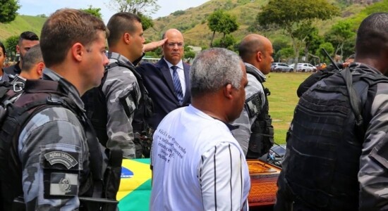Governador Wilson Witzel durante enterro de PM morto em operação policial