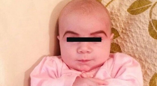 Bebê com sobrancelhas