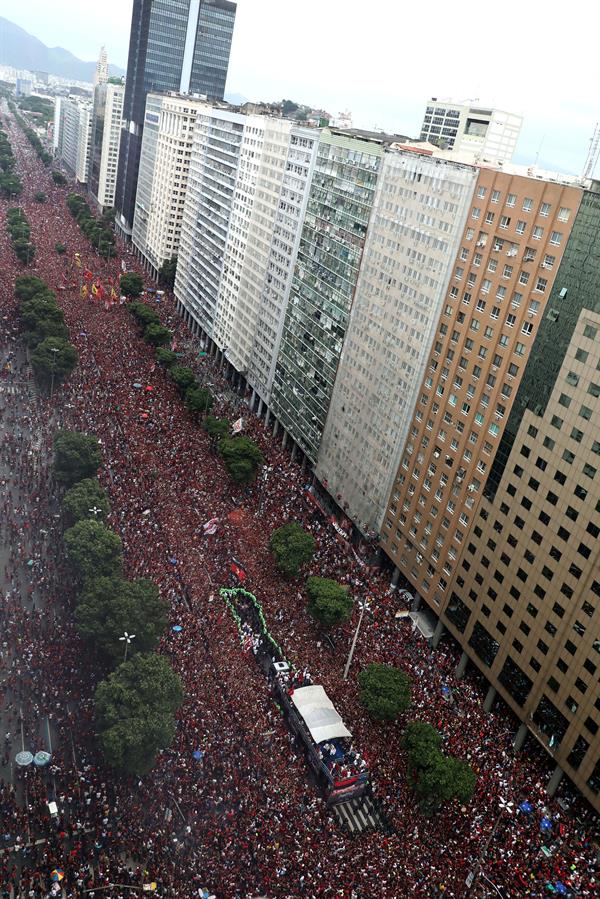 Flamenguistas lotam avenida do Rio de Janeiro em festa