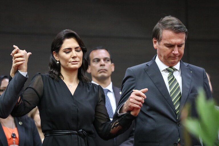 Michelle e Jair Bolsonaro participam de culto em Manaus