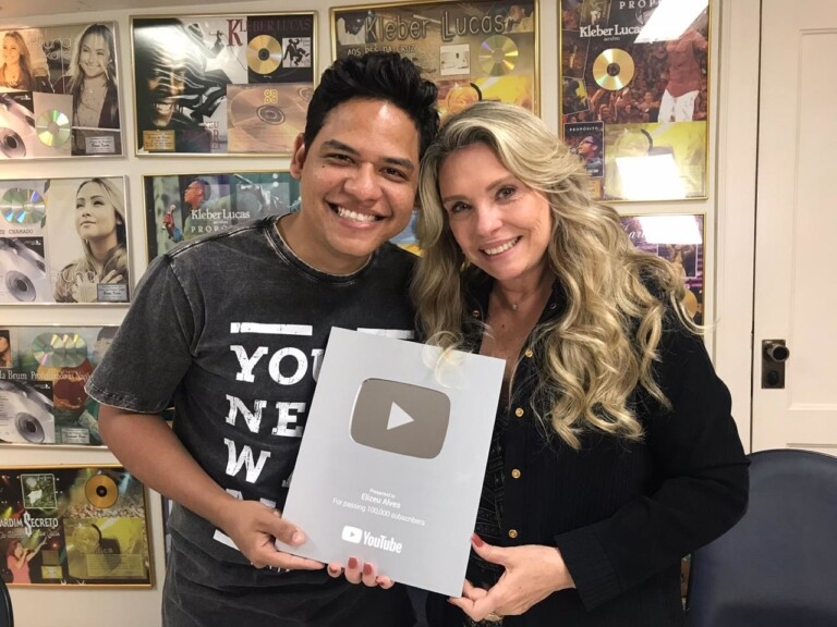 Elizeu Alves recebe placa por mais de 100 mil inscritos no YouTube