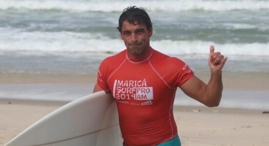 Surfista morre durante competição