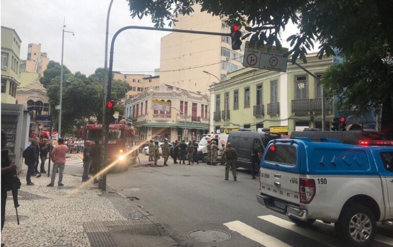Homem está mantendo cinco pessoas reféns e bar na Lapa, no Centro do Rio