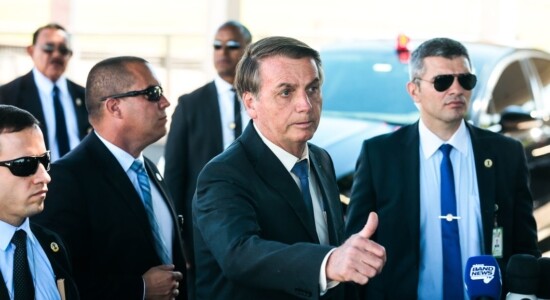O presidente Jair Bolsonaro fala à  imprensa ao sair do Palácio da Alvorada