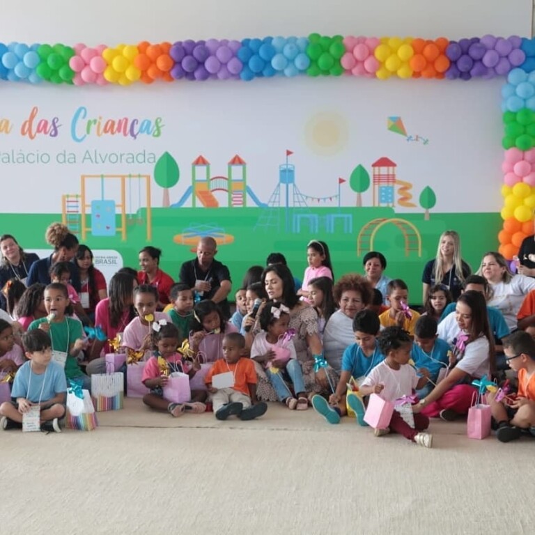 Damares participou de festa de encerramento do mês das crianças