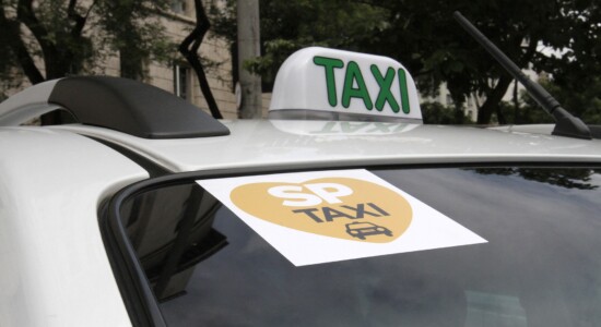 Prefeitura revoga bandeira 3 para taxistas