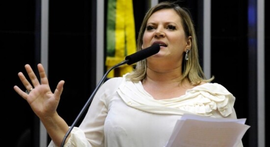 Deputada federal Joice Hasselmann se revoltou contra a família Bolsonaro