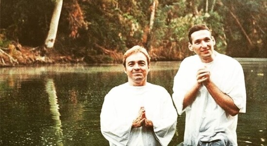 Gugu é batizado por Padre Marcelo Rossi no rio Jordão
