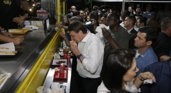 Jair Bolsonaro comendo um podrão