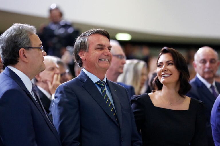 Presidente Jair Bolsonaro e a esposa Michelle