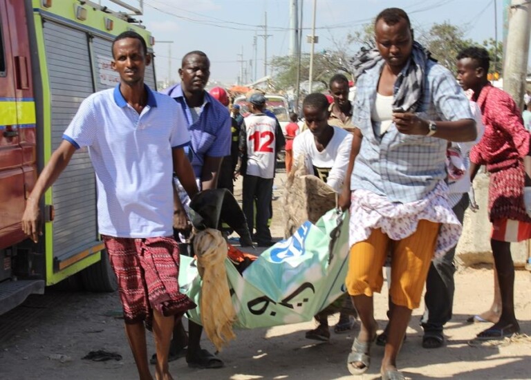 Carro-bomba explode na capital da Somália