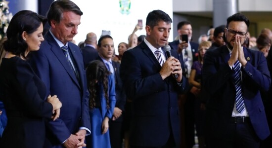 Pastor Josué Valandro orou por Bolsonaro e Michelle