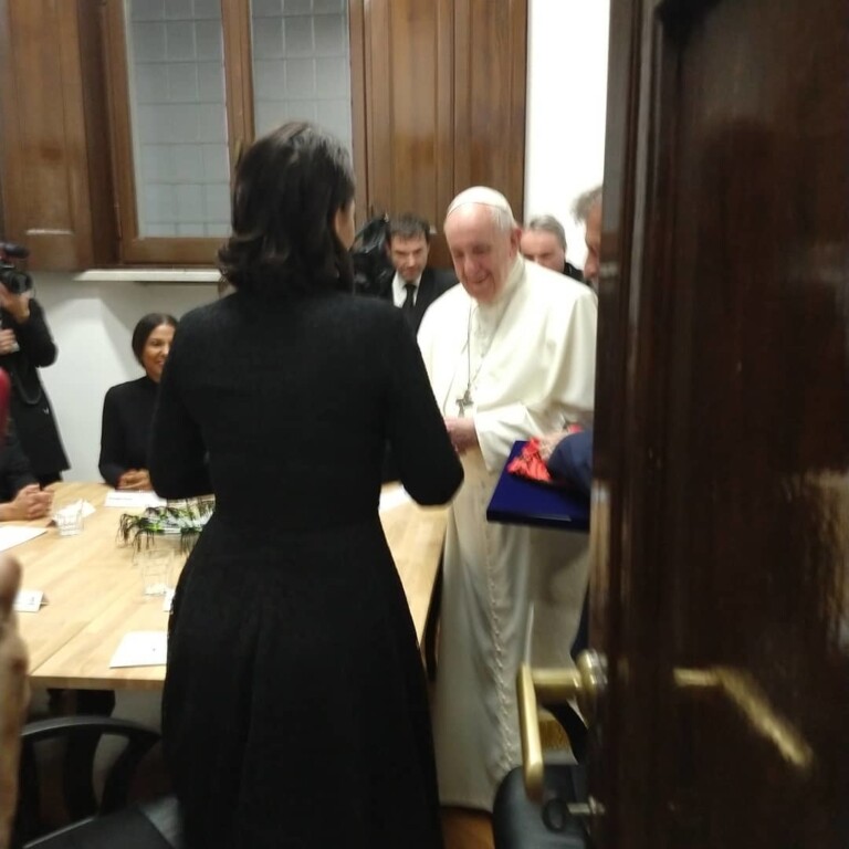 Damares Alves e primeiras-damas, incluindo Michelle Bolsonaro, se reuniram com o papa Francisco