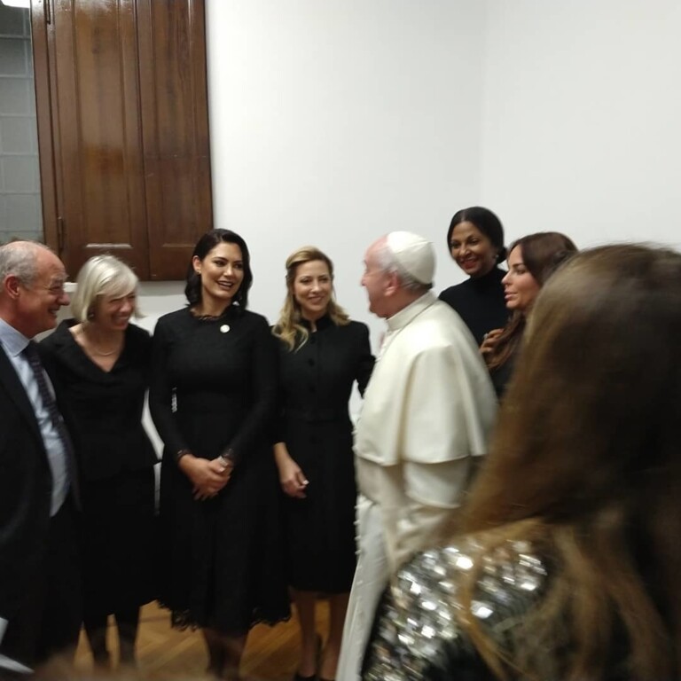 Damares Alves e primeiras-damas, incluindo Michelle Bolsonaro, se reuniram com o papa Francisco