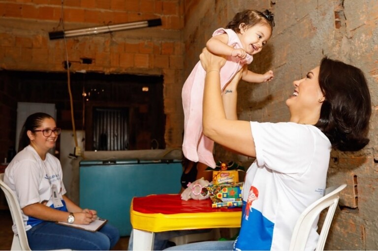 Michelle Bolsonaro visitou família apoiada por programa social