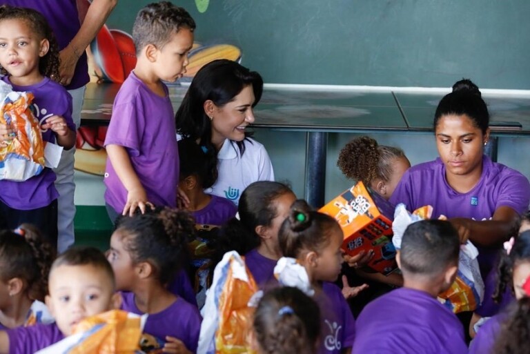 Primeira-dama Michelle Bolsonaro atuando em projetos sociais