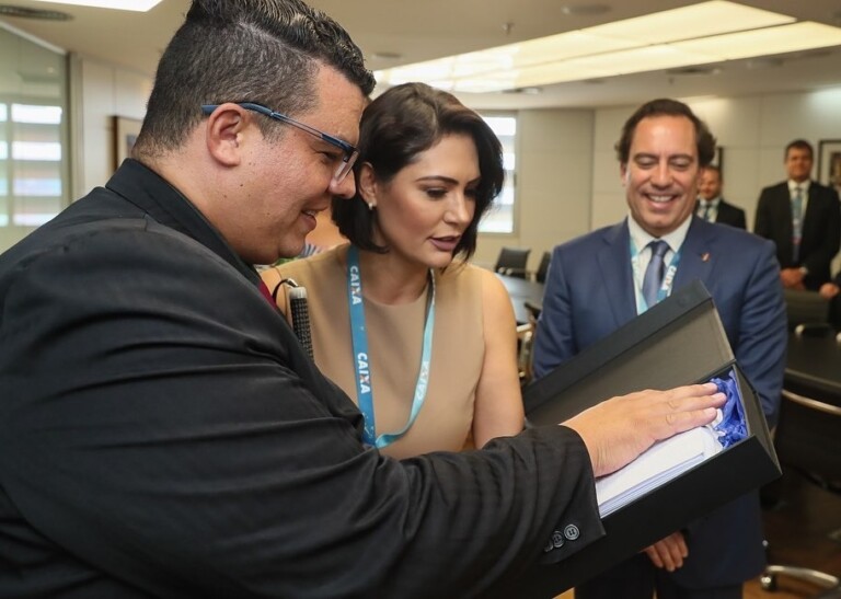 Michelle Bolsonaro participou da entrega de contrato em braile