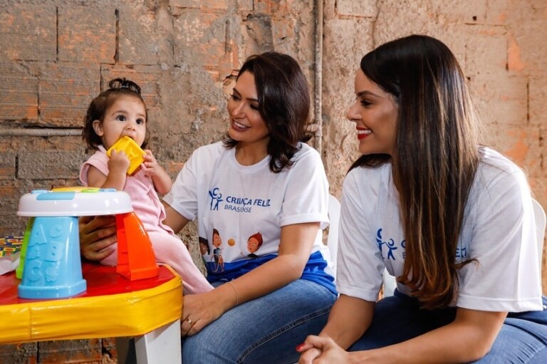 Michelle Bolsonaro visitou família apoiada por programa social