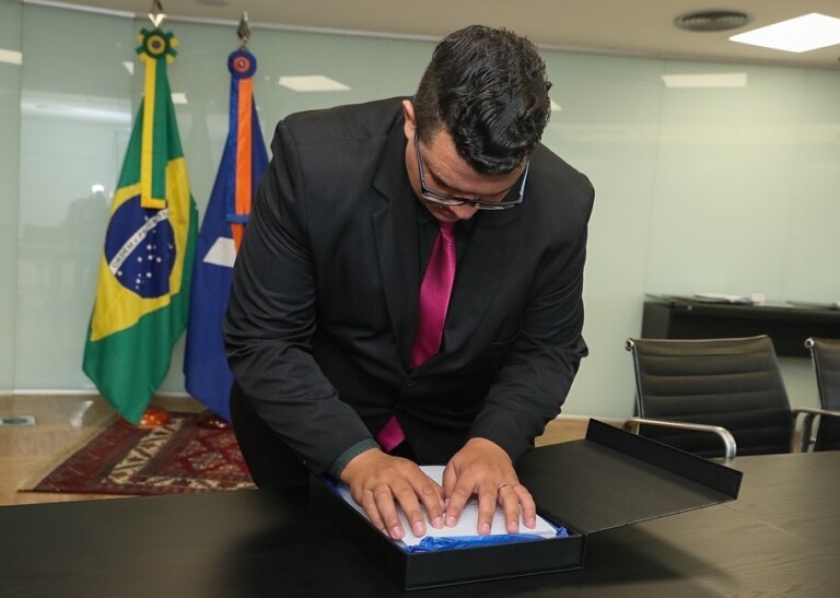 Michelle Bolsonaro participou da entrega de contrato em braile