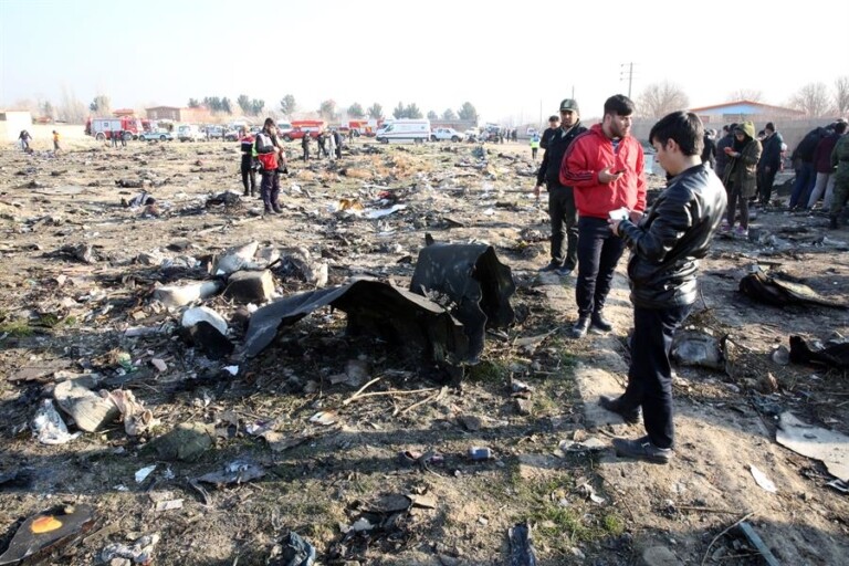 Avião ucraniano ficou completamente destruído após a queda