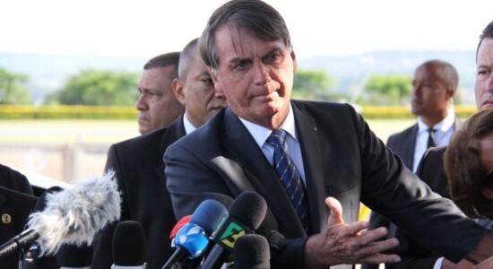 Bolsonaro conversa com jornalistas