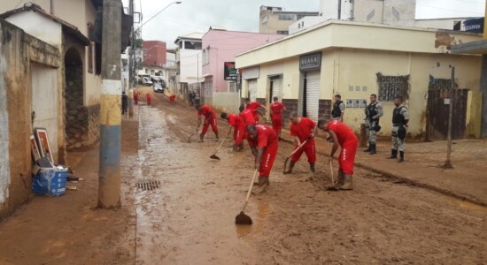 Presidiários ajudam na limpeza das ruas em Minas Gerais