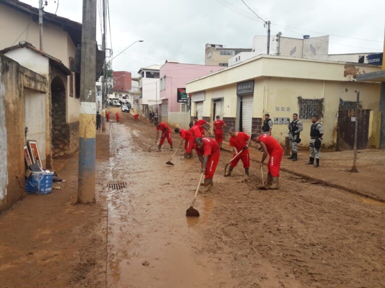 Presidiários ajudam na limpeza das ruas em Minas Gerais