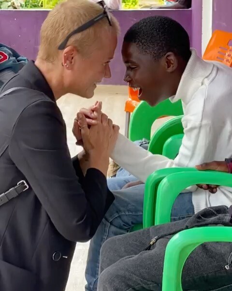 Xuxa e Sasha visitam crianças atendidas pela ONG Baluarte e Aldeia Nissi
