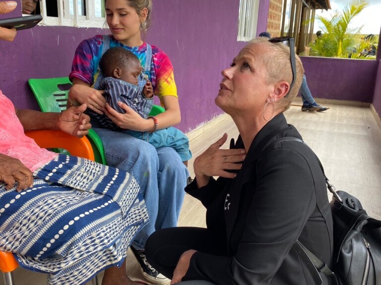 Xuxa e Sasha visitam crianças atendidas pela ONG Baluarte e Aldeia Nissi