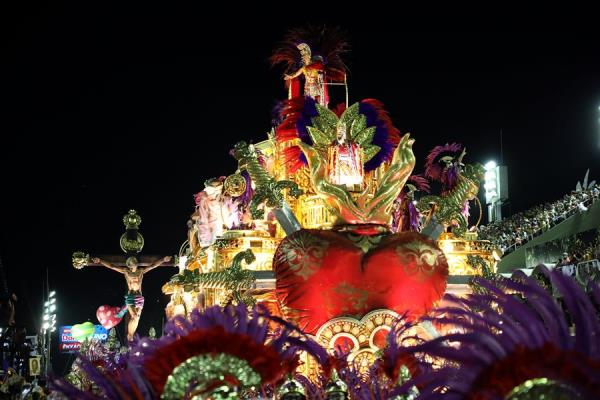Mangueira desrespeita fé cristã em desfile de carnaval