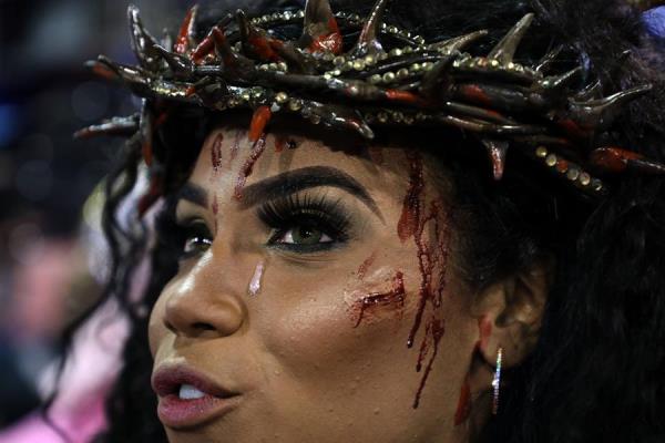 Mangueira desrespeita fé cristã em desfile de carnaval
