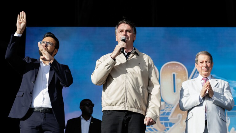 RJ: Bolsonaro vai a evento cristão e agradece a Deus