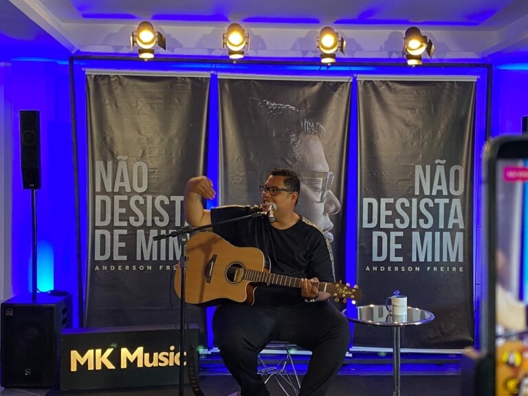 Anderson Freire realiza pocket-show na seda da MK Music