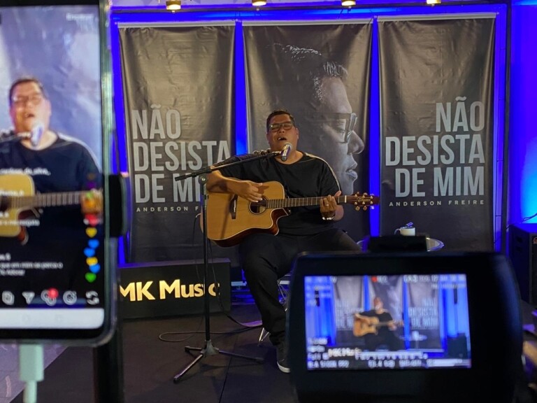 Anderson Freire realiza pocket-show na seda da MK Music