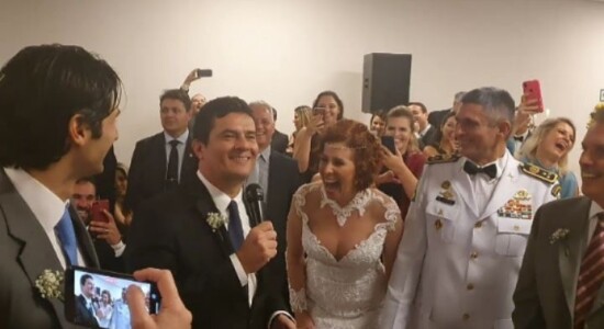 Carla Zambelli e coronel Aginaldo se casam em templo maçom