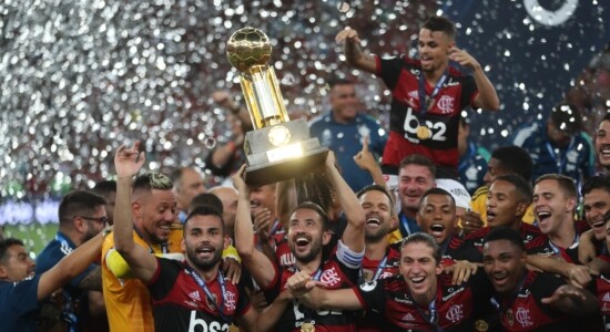 Flamengo levanta a taça de campeão da Recopa