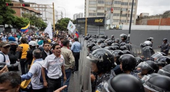 Polícia venezuelana usa gás para dispersar marcha contra Maduro