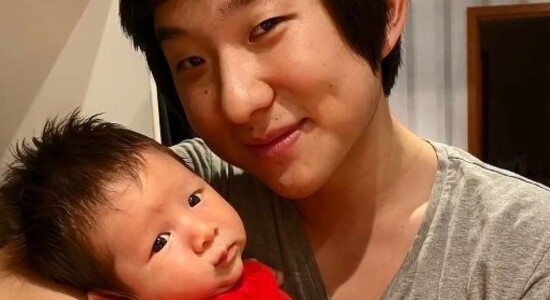 Pyong chora ao ver o filho recém-nascido pela 1ª vez
