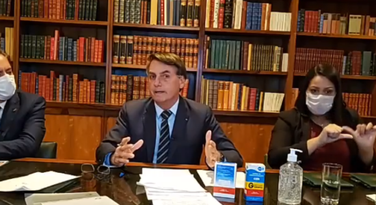 Presidente Jair Bolsonaro durante sua transmissão ao vivo