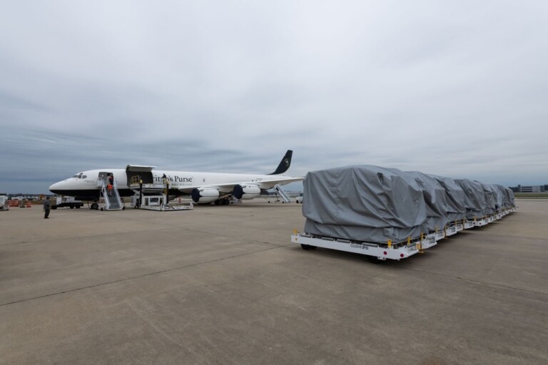 Avião transporta itens para o hospital de campanha