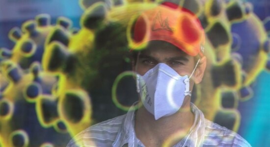Homem de máscaras observa anúncio sobre coronavírus