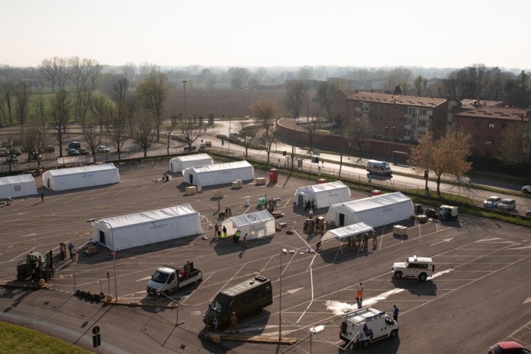 Hospital funciona em um estacionamento na cidade de Cremona