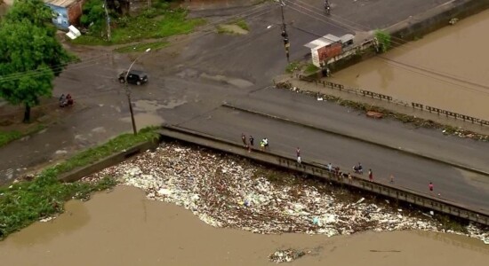 Muito lixo se formou após chuvas caírem no Rio de Janeiro