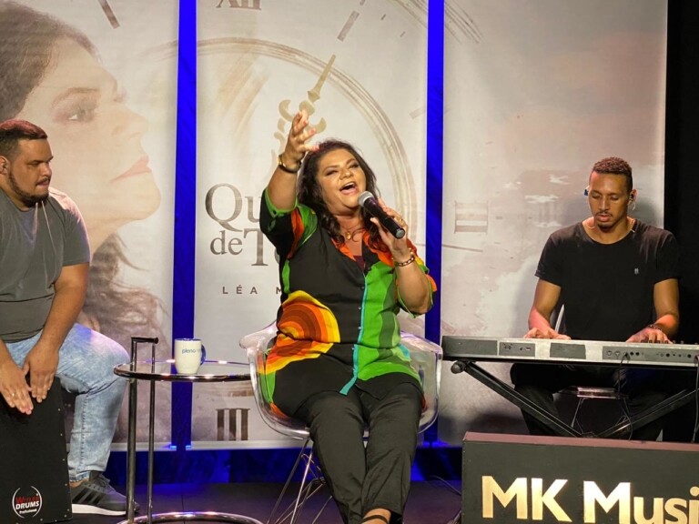 Léa Mendonça realiza pocket-show na sede da MK Music