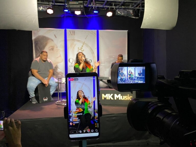 Léa Mendonça realiza pocket-show na sede da MK Music