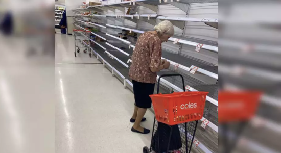 Idosa chora ao ver prateleiras vazias em supermercado