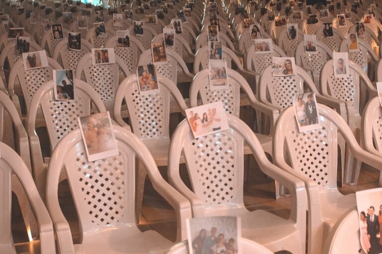 Pastor coloca foto de membros nas cadeiras da igreja vazia